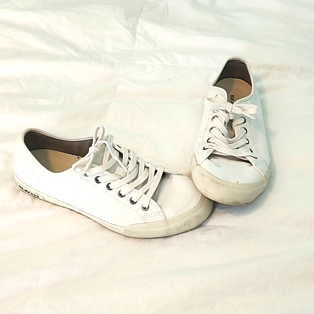 SeaVees 8.5 white tennishoes active rubber soles monterey sneaker laces